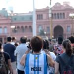 Vecinos y turistas reunidos en Plaza de Mayo durante una jornada de gran convocatoria.