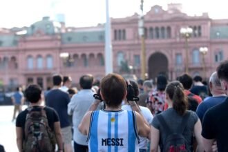 Vecinos y turistas reunidos en Plaza de Mayo durante una jornada de gran convocatoria.