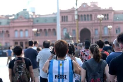 Vecinos y turistas reunidos en Plaza de Mayo durante una jornada de gran convocatoria.