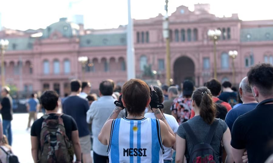 Vecinos y turistas reunidos en Plaza de Mayo durante una jornada de gran convocatoria.