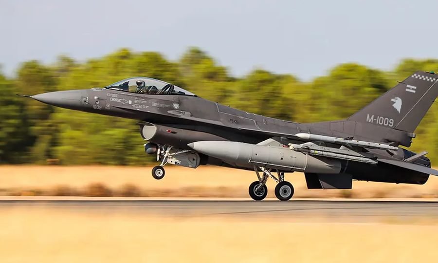 Un F-16 inicia su despegue, destacando su capacidad de respuesta inmediata.