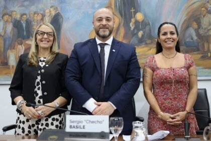 Sergio “Checho” Basile junto a Silvina Cian y Jorgelina Mudallel, las vicepresidentas primera y segunda del Concejo Municipal de Santa Fe.