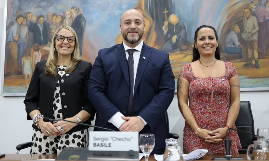 Sergio “Checho” Basile junto a Silvina Cian y Jorgelina Mudallel, las vicepresidentas primera y segunda del Concejo Municipal de Santa Fe.