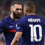 Karim Benzema y Kylian Mbappé, en plena acción durante un partido oficial con la Selección de Francia. Foto de archivo.
