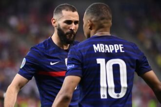 Karim Benzema y Kylian Mbappé, en plena acción durante un partido oficial con la Selección de Francia. Foto de archivo.
