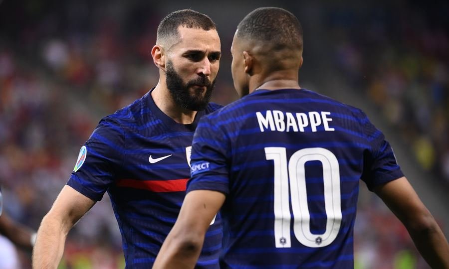 Karim Benzema y Kylian Mbappé, en plena acción durante un partido oficial con la Selección de Francia. Foto de archivo.