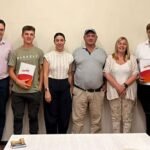 Rodrigo Borla junto a representantes de los clubes Colón de San Justo y Argentinos de San Bernardo durante la firma de convenios para obras de infraestructura deportiva.