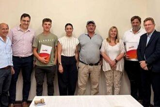 Rodrigo Borla junto a representantes de los clubes Colón de San Justo y Argentinos de San Bernardo durante la firma de convenios para obras de infraestructura deportiva.