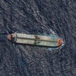 Buque petrolero navegando en aguas del Caribe, en un contexto de controles y sanciones internacionales al comercio de crudo.