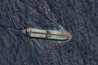 Buque petrolero navegando en aguas del Caribe, en un contexto de controles y sanciones internacionales al comercio de crudo.