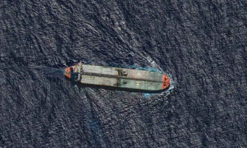 Buque petrolero navegando en aguas del Caribe, en un contexto de controles y sanciones internacionales al comercio de crudo.