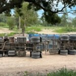 Momento en que el camión queda inclinado durante la maniobra de descarga en la obra del Nuevo Puente Carretero.