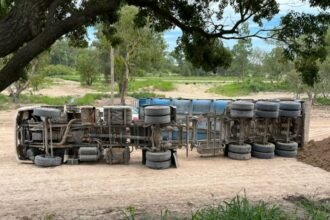 Momento en que el camión queda inclinado durante la maniobra de descarga en la obra del Nuevo Puente Carretero.