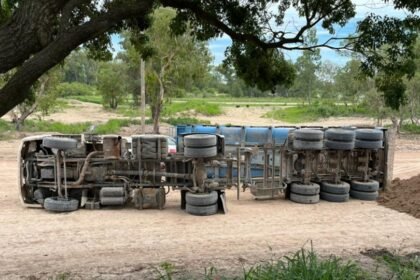 Momento en que el camión queda inclinado durante la maniobra de descarga en la obra del Nuevo Puente Carretero.