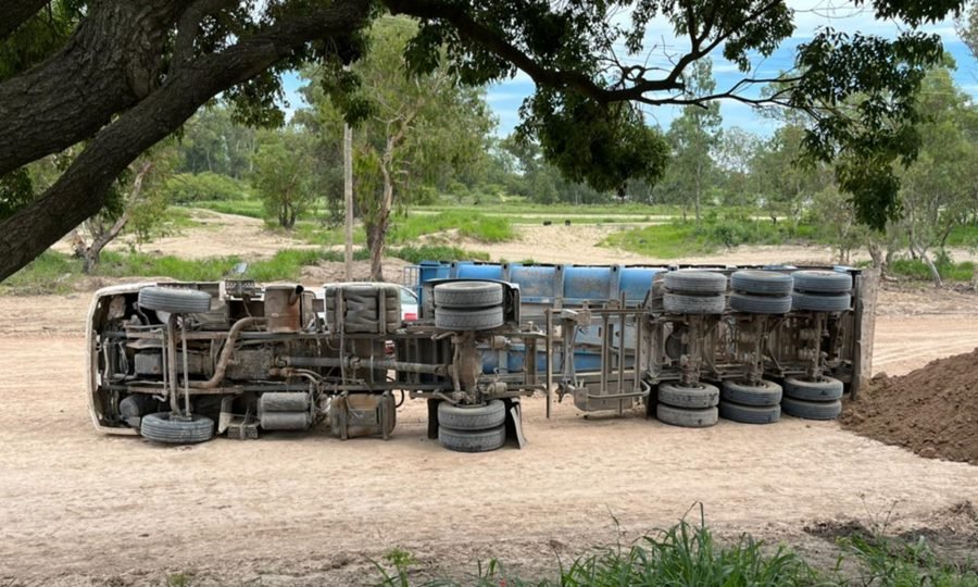 Momento en que el camión queda inclinado durante la maniobra de descarga en la obra del Nuevo Puente Carretero.