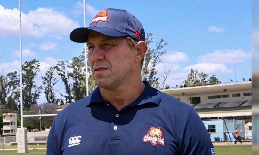 El entrenador Nicolás Galatro, al frente de Capibaras XV, durante una jornada de trabajo con el plantel en la preparación para el Súper Rugby Américas.