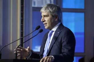 El ministro de Economía, Luis Caputo, durante una exposición sobre la política económica nacional. Foto de archivo.