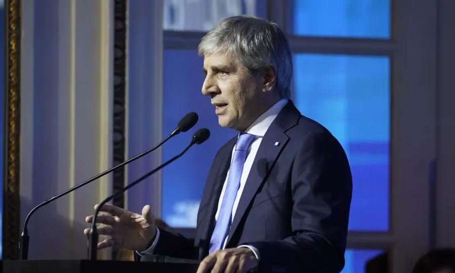 El ministro de Economía, Luis Caputo, durante una exposición sobre la política económica nacional. Foto de archivo.