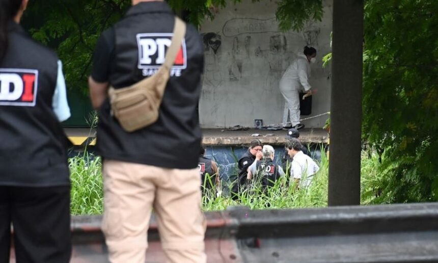 Sector del barrio Chalet donde personal policial y judicial realizó pericias tras el hallazgo del cuerpo.