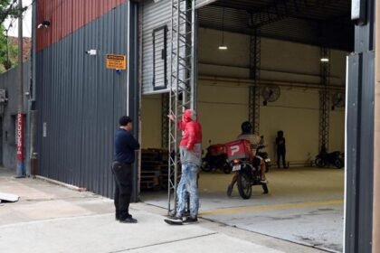 Nuevo centro logístico de Pedidos Ya en barrio Roma, habilitado tras un proceso de relocalización coordinado con la Municipalidad de Santa Fe.