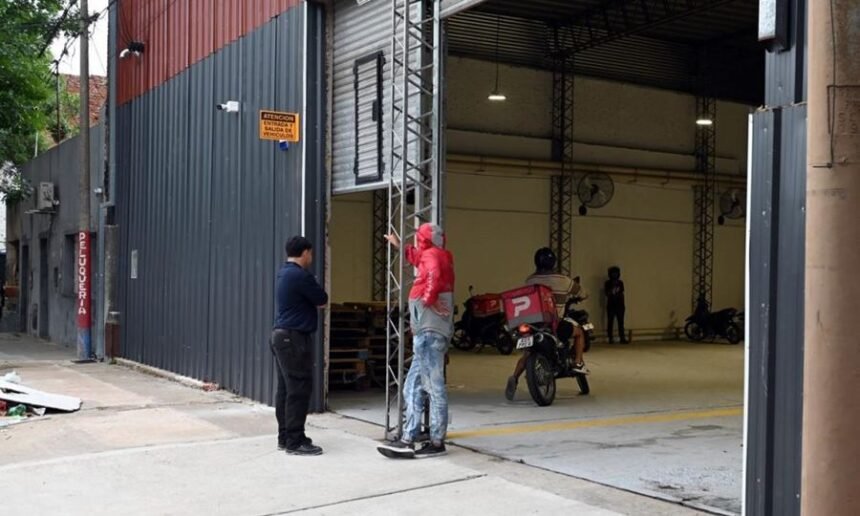 Nuevo centro logístico de Pedidos Ya en barrio Roma, habilitado tras un proceso de relocalización coordinado con la Municipalidad de Santa Fe.