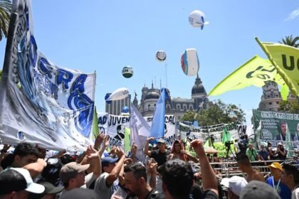 La CGT se moviliza en la Plaza de Mayo, en la Ciudad de Buenos Aires, en el marco de una jornada de protesta sindical.