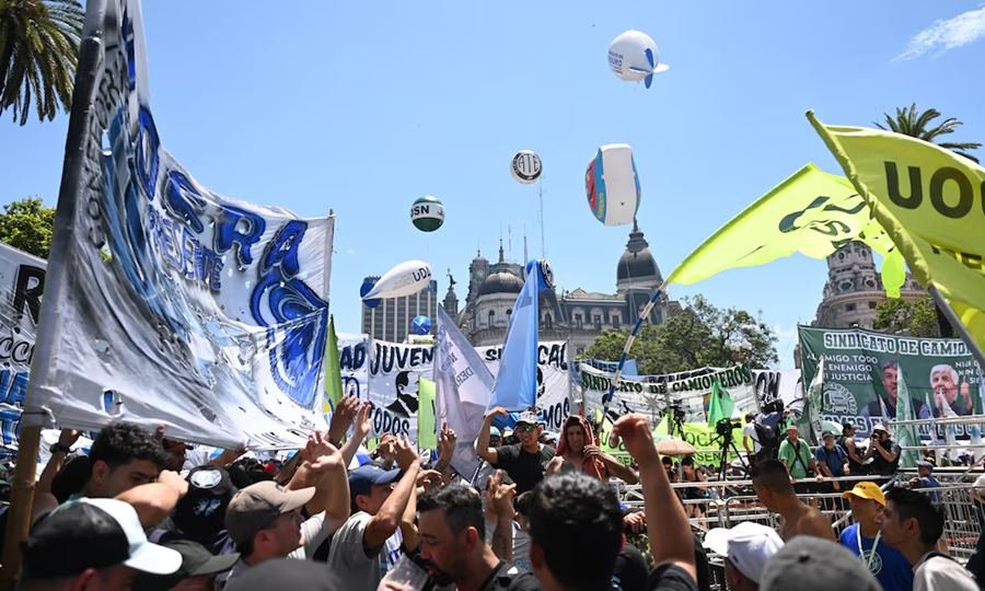 La CGT se moviliza en la Plaza de Mayo, en la Ciudad de Buenos Aires, en el marco de una jornada de protesta sindical.