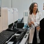 Funcionarias del área de Salud recorren el laboratorio del Cemafe tras su modernización.
