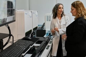 Funcionarias del área de Salud recorren el laboratorio del Cemafe tras su modernización.