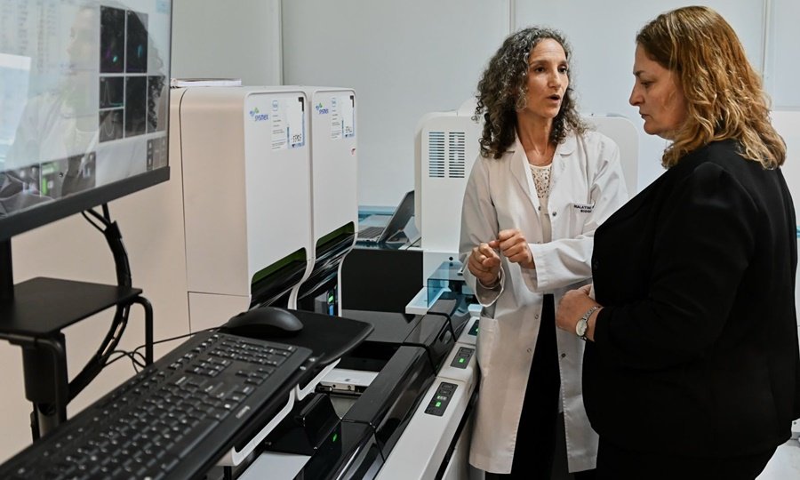 Funcionarias del área de Salud recorren el laboratorio del Cemafe tras su modernización.