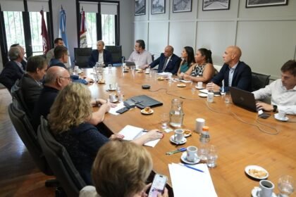 Representantes del Gobierno provincial y empresarios durante la presentación de avances del Plan de Seguridad en Rosario.