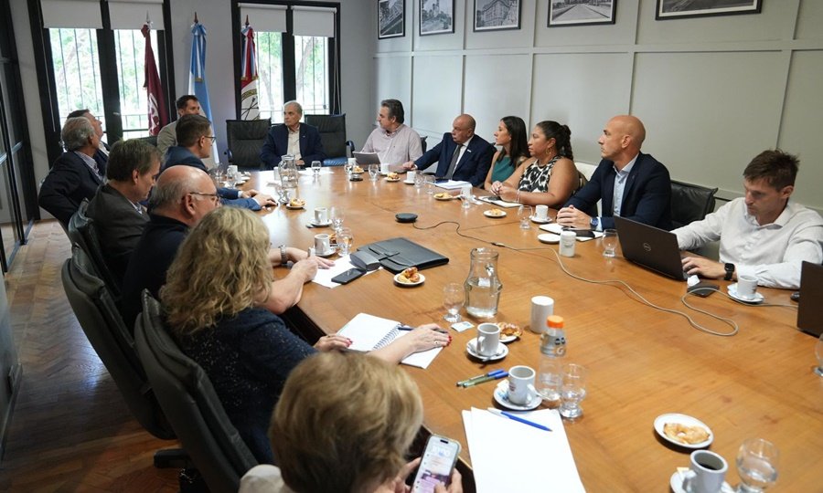 Representantes del Gobierno provincial y empresarios durante la presentación de avances del Plan de Seguridad en Rosario.
