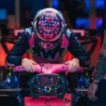 El piloto argentino, Franco Colapinto, en su monoplaza mientras el equipo realiza ajustes en los boxes.