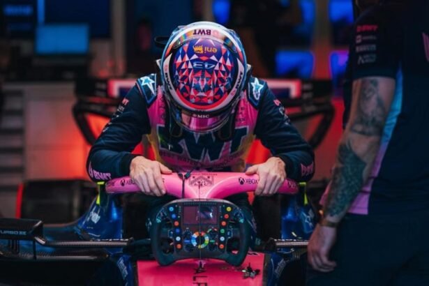 El piloto argentino, Franco Colapinto, en su monoplaza mientras el equipo realiza ajustes en los boxes.