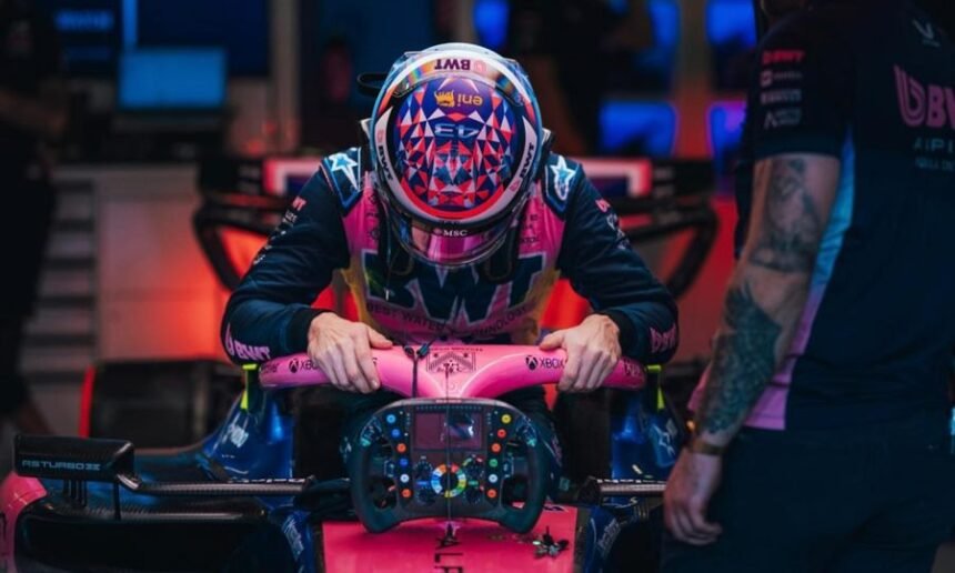 El piloto argentino, Franco Colapinto, en su monoplaza mientras el equipo realiza ajustes en los boxes.