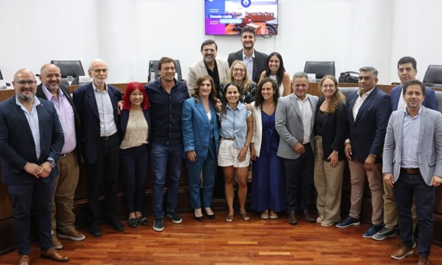 Concejales en la última sesión del período legislativo, durante la despedida formal de los ediles salientes.