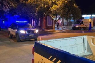 Personal policial y peritos trabajan en la ruta 9, a la altura de Oliva, tras el accidente fatal ocurrido durante un control de tránsito.