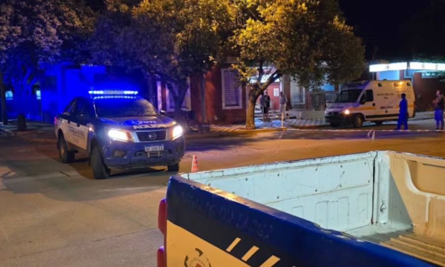 Personal policial y peritos trabajan en la ruta 9, a la altura de Oliva, tras el accidente fatal ocurrido durante un control de tránsito.