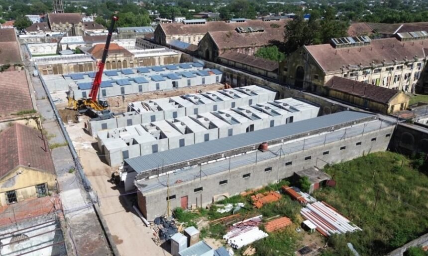 Avanza la construcción de los nuevos pabellones de aislamiento en la Unidad Penitenciaria N°1 de Coronda, como parte del plan provincial de infraestructura carcelaria.