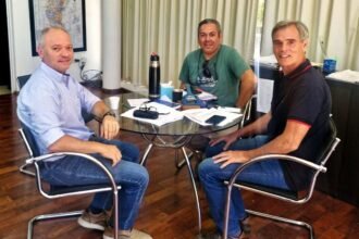 Reunión de autoridades municipales y provinciales durante una instancia de trabajo vinculada a obras e infraestructura vial.