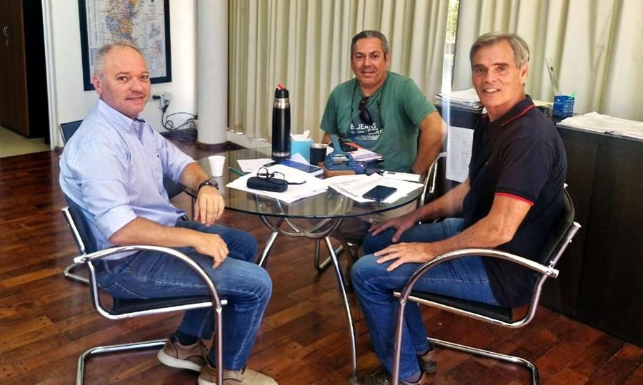 Reunión de autoridades municipales y provinciales durante una instancia de trabajo vinculada a obras e infraestructura vial.