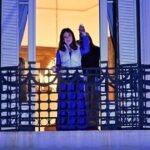 Cristina Fernández de Kirchner saluda desde el balcón de su departamento de la calle San José 1111, donde cumple prisión domiciliaria dispuesta por la Justicia.