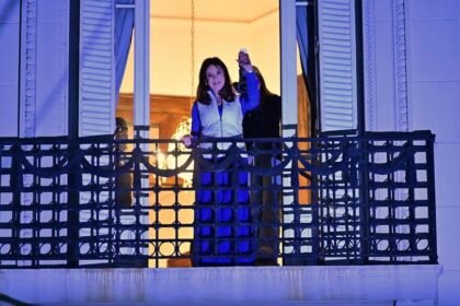 Cristina Fernández de Kirchner saluda desde el balcón de su departamento de la calle San José 1111, donde cumple prisión domiciliaria dispuesta por la Justicia.
