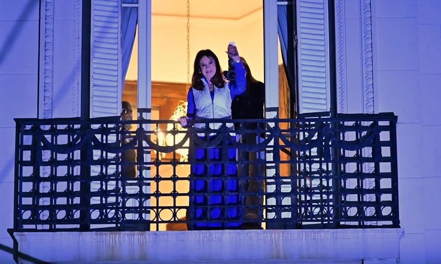 Cristina Fernández de Kirchner saluda desde el balcón de su departamento de la calle San José 1111, donde cumple prisión domiciliaria dispuesta por la Justicia.