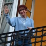 Cristina Fernández de Kirchner se asoma al balcón del departamento donde cumple prisión domiciliaria, en la Ciudad de Buenos Aires.