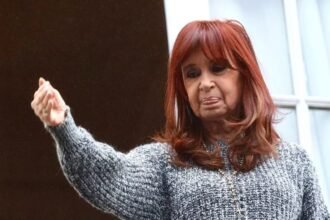 La expresidenta Cristina Fernández de Kirchner, registrada desde el balcón