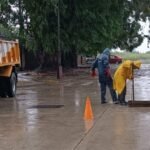 Equipos municipales realizan tareas de drenaje y control hídrico en distintos puntos de la ciudad durante jornadas de lluvias intensas.