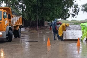 Equipos municipales realizan tareas de drenaje y control hídrico en distintos puntos de la ciudad durante jornadas de lluvias intensas.