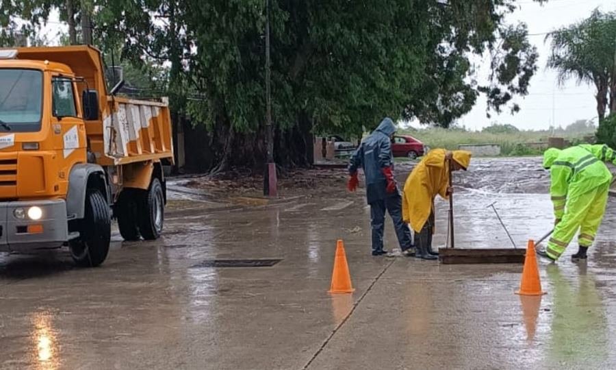 Equipos municipales realizan tareas de drenaje y control hídrico en distintos puntos de la ciudad durante jornadas de lluvias intensas.