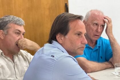 Autoridades provinciales e intendentes de ciudades portuarias durante la reunión en Rosario para avanzar en el nuevo Circuito de Ingresos a Puertos.